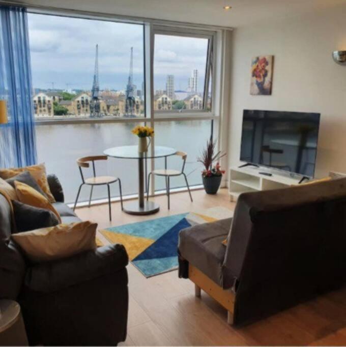 Lovely Waterfront Flat Canary Wharf Excel Centre Apartamento Londres Exterior foto